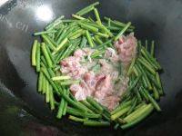 家常菜蒜苗炒肉做法图解5)