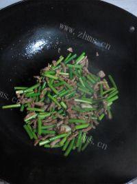 下饭的蒜薹炒肉做法图解7)