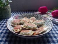 好吃的韭菜虾米煎饺做法图解13)
