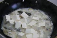 美味的鱼骨豆腐汤做法图解8)