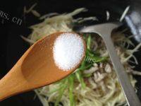家常菜茭白炒肉丝做法图解9)