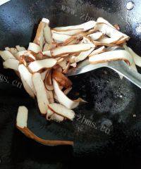 家常菜豆干炒肉做法图解6)