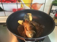 美味的葱烤鲫鱼做法图解5)