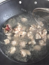香气浓郁的冬瓜排骨汤做法图解1)