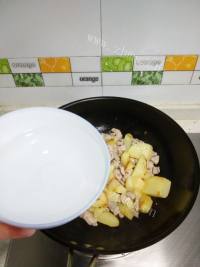 家常美食蒜香猪肉土豆做法图解5)