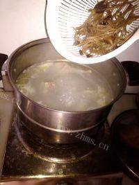 养身的茶树菇老鸭汤做法图解8)