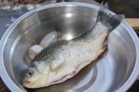 香酥沙滩鲫鱼做法图解1)