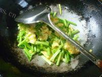 家常菜鸡蛋炒芹菜做法图解7)