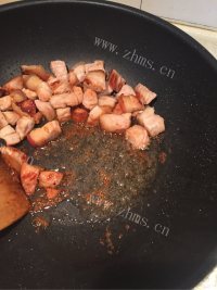 诱人的土豆烧肉做法图解4)