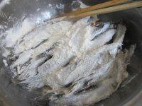 酥炸多春鱼做法图解5)