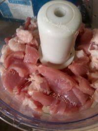 自制油豆腐塞肉做法图解3)