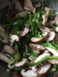 家常菜青椒炒香菇做法图解3)