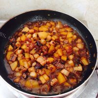 可口的香菇土豆卤肉饭做法图解16)