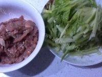 家常菜芹菜炒肉丝做法图解3)