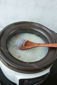 美味的花胶鲫鱼糯米粥做法图解4)