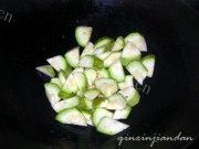 家常菜西葫芦焖烧肉做法图解2)