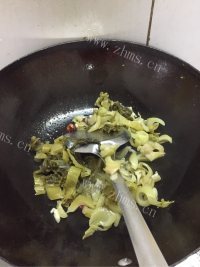 酸菜炒牛肉做法图解4)