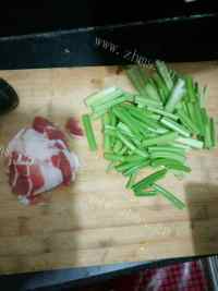 家常菜肉炒芹菜做法图解1)