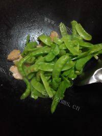 家常菜荷兰豆炒肉片做法图解5)
