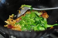 美味的腊肠炒面做法图解8)