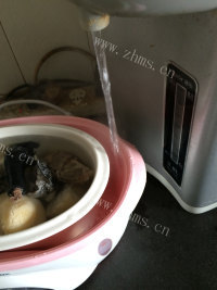 热腾腾的猴头菇乌鸡汤做法图解8)