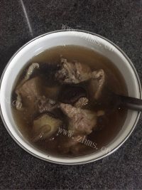 美味的香菇排骨汤