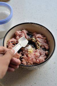 自己做的猪肉大葱饺子做法图解5)