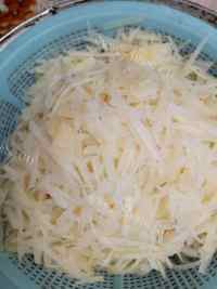 喷香的土豆丝煎饼做法图解4)