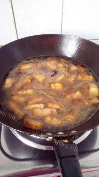 家常的五花肉炖土豆做法图解6)