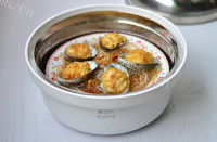 色香味俱全的蒜蓉粉丝蒸鲍鱼做法图解8)
