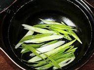 美味的粉蒸肥肠做法图解6)