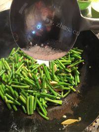 家常菜蒜苔炒肉做法图解11)
