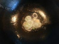 金针菇菠菜粥做法图解3)