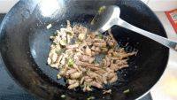 家常菜茼蒿炒肉丝做法图解3)