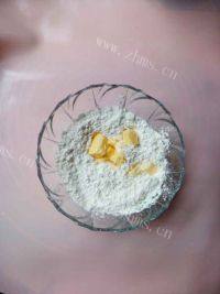 可口的蜜汁樱桃派做法图解6)