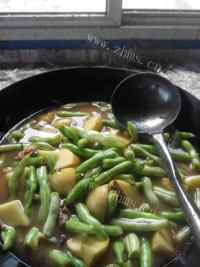 色泽鲜亮的猪肉炖豆角做法图解13)
