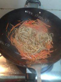 家常菜胡萝卜炒金针菇做法图解7)