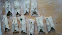 DIY韭菜鸡蛋锅贴做法图解7)