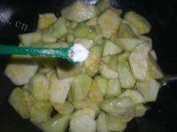 美味的丝瓜豆腐汤做法图解6)