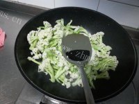酱油炒菜花做法图解4)
