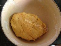 自制南瓜豆沙饼做法图解2)
