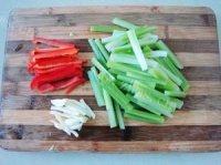 诱人的芹菜炒鸡蛋做法图解1)