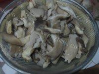 家常菜白菜炒平菇做法图解3)