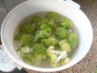 自制海鲜西兰花做法图解2)
