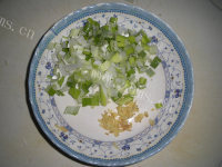 美味的豌豆炒窝头做法图解3)