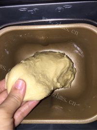 自制吞拿鱼沙拉面包做法图解3)