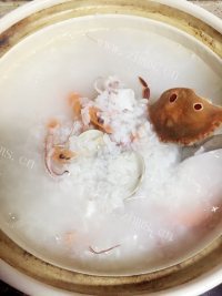 美味的海鲜砂锅粥做法图解3)