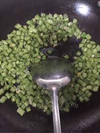 唇齿留香的肉末豆角做法图解6)