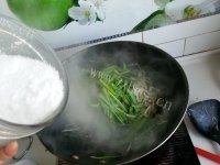 垂涎欲滴的豆芽炒韭菜做法图解9)