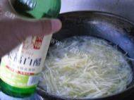 酥嫩的家常土豆丝做法图解4)